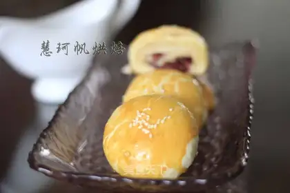 Rose moon cake
