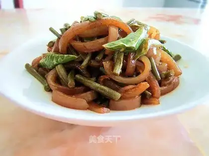 Sour soybeans fried pig skin