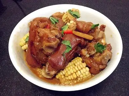 Corn stew pig's hand