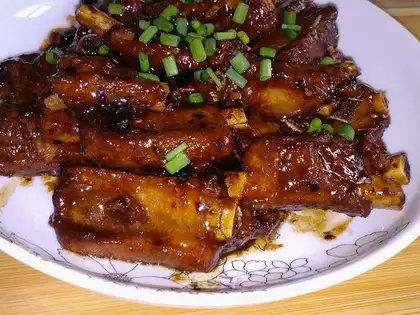 Steamed gravy sauce and ribs