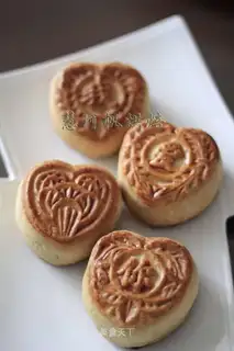 A heart-shaped moon cake