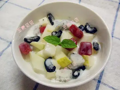 Yogurt and garlic salad