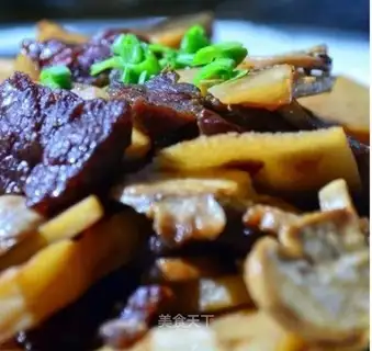 Beef chops and mushrooms