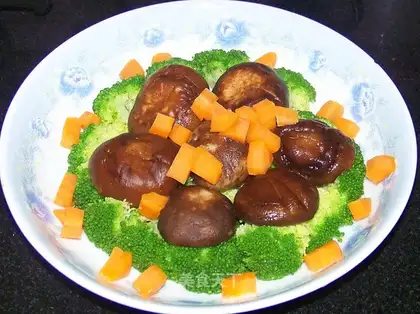 Mushrooms and broccoli