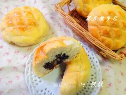 Bean pineapple bun