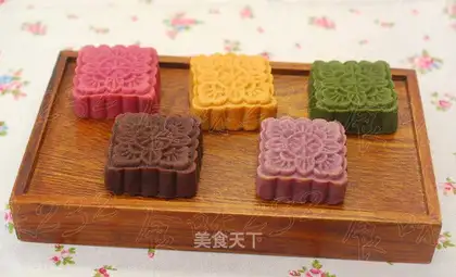 Five-colour moon cakes