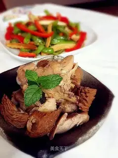 Fresh chicken with monkey mushrooms