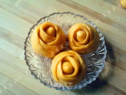 Yellow rose bun