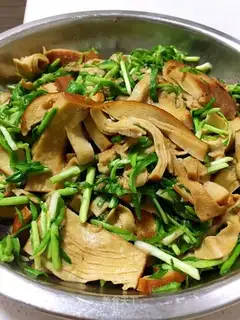 Sour chickens make garlic