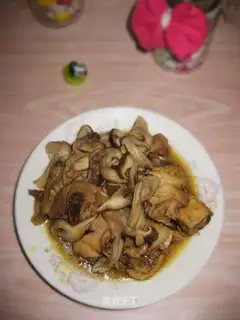 A chicken leg with mushrooms