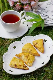 Traditional raisin scon