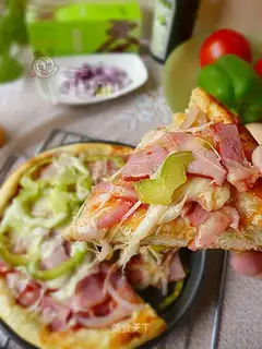 Ham bacon pizza