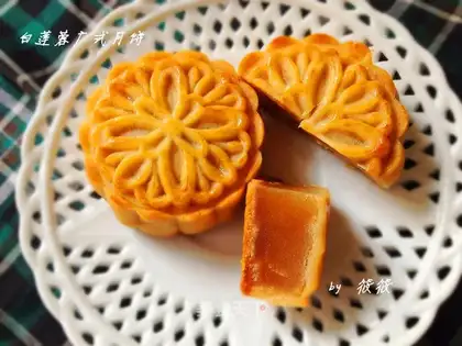 White Lotus broad moon cake