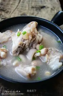 Peanut pig hoof soup