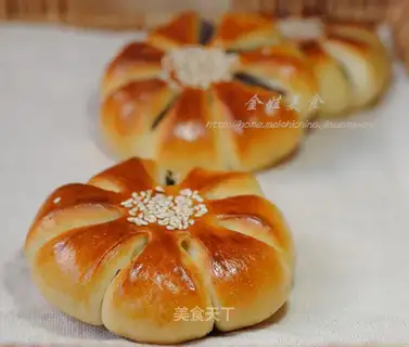 Red-beans-shaped bread