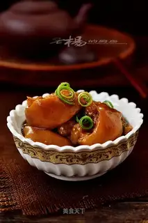 Beer stew of pigs' feet