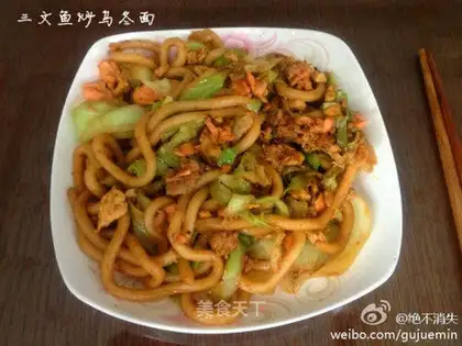 The salmon fried the noodles