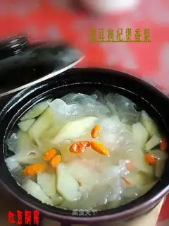 Stewed fragrant pear with Chinese wolfberry with snow ears