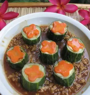 Jade-stuffed cucumber