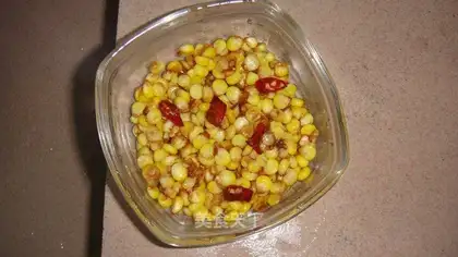 Fried corn kernels with dried peppers