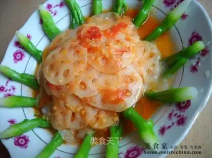 Vegetable heart mixed with tomato sauce and tender lotus root slices