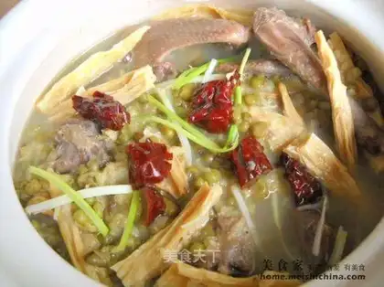 Squid pigeon stewed with mung bean and tofu bamboo