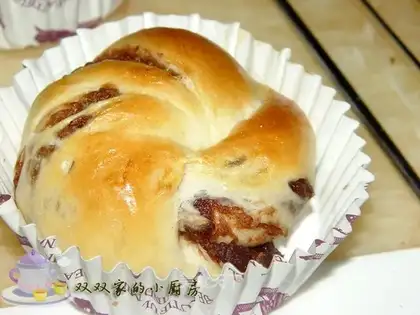 Flower shaped bean paste bun