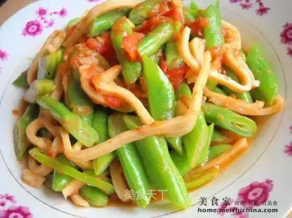 Fish noodles in tomato sauce with green beans