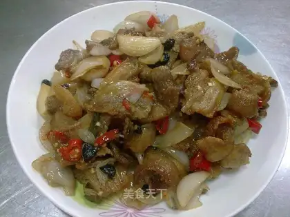 Pork with red onion and black pepper