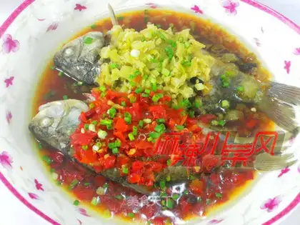 Crucian carp with chopped pepper