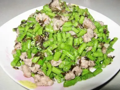 Minced pork with olive vegetables and chopped beans