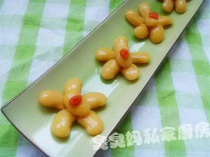Plum and kidney beans with honey sauce
