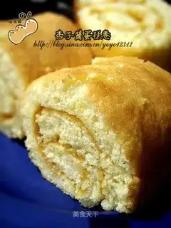 Apricot sauce cake roll