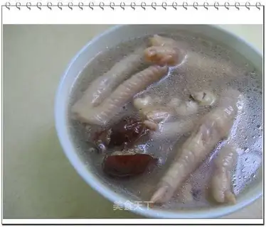 Peanut eyebrow bean chicken feet soup