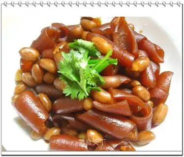 Peanut stewed pig skin