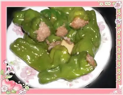 Pork stuffed with chili pepper