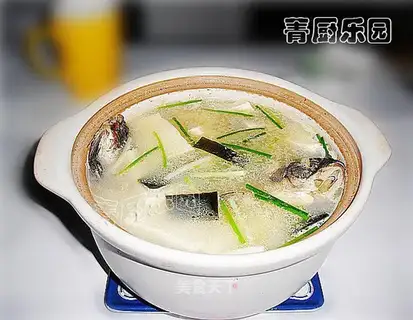 Seaweed tofu and crucian carp soup