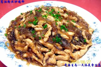 Fried chicken fillet with scallion oil and vermicelli