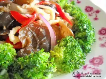 Onion, shredded chicken, broccoli