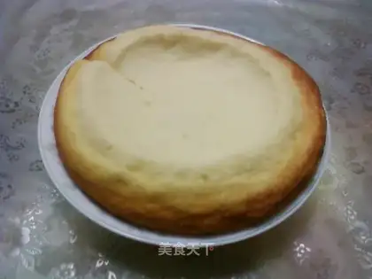 The electric cooker makes his own cake