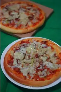 Onion bacon pizza