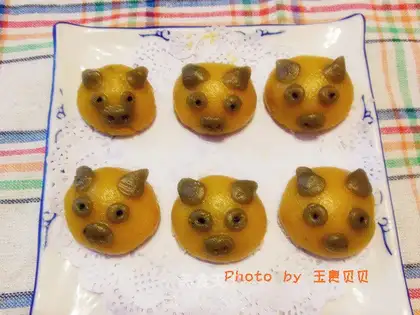 A golden pig delivers money