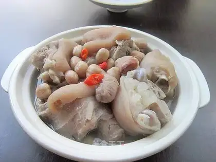 Soybean peanut stew pig hoof