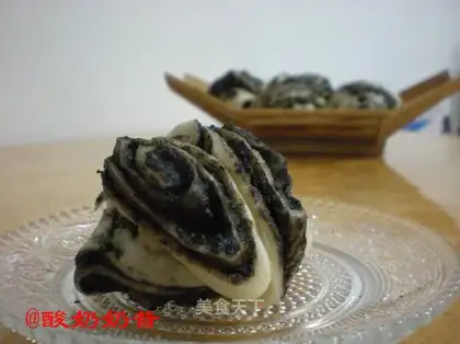 Black sesame smelt rolls