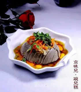 A bowl of cake