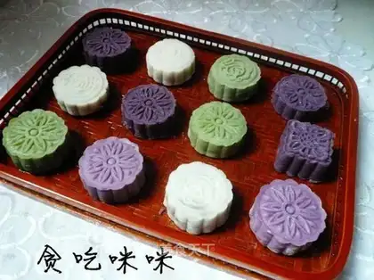 Three-coloured mooncakes