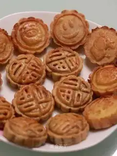 A wide moon cake