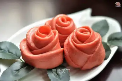 Red rose buns