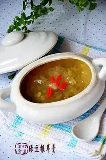 Silver ear green bean soup