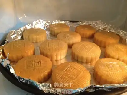 A wide moon cake